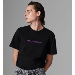 T-shirt z haftowanym napisem - Czarny. Czarne t-shirty męskie Reserved, s, z haftami, bez kołnierzyka. Za 49,99 zł.
