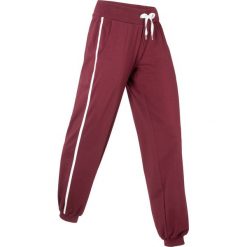 Spodnie sportowe, długie, Level 1 bonprix czerwony klonowy. Czerwone spodnie damskie bonprix, w paski, długie, na fitness i siłownię. Za 74,99 zł.