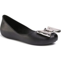 Baleriny ZAXY - Graceful Fem 82709 Black 01003 DD285104. Czarne baleriny damskie Zaxy, bez wzorów, z tworzywa sztucznego, klasyczne, bez obcasa, na płaskiej podeszwie. W wyprzedaży za 119,00 zł.