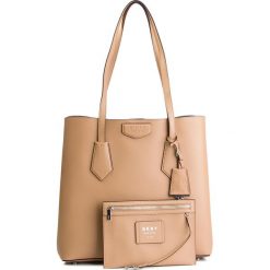 Torebka DKNY - Lg N/S Tote R83B8818 Latte. Brązowe torebki klasyczne damskie DKNY, bez wzorów, ze skóry, klasyczne, bez dodatków. W wyprzedaży za 839,00 zł.
