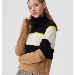 Sweter oversize z golfem - Wielobarwny. Swetry damskie Sinsay, s, bez wzorów, bez rękawów, bez kaptura. W wyprzedaży za 39,99 zł.