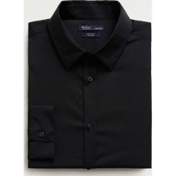 Mango Man - Koszula Emotion. Czarne koszule męskie Mango Man, s, bez wzorów, z elastanu, eleganckie, z klasycznym kołnierzykiem, z długim rękawem. Za 199,90 zł.