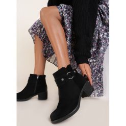 Czarne Botki Symithia. Czarne botki damskie Renee, bez obcasa, na obcasie, bez zapięcia. W wyprzedaży za 129,99 zł.
