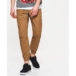 Joggery męskie: Materiałowe joggery – Żółty