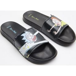 Klapki Rick and Morty - Czarny. Czarne klapki męskie Cropp, bez wzorów. Za 59,99 zł.