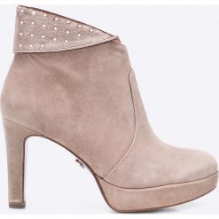Tamaris Heart & Sole - Botki. Szare botki damskie na obcasie Tamaris, z materiału, z okrągłym noskiem. W wyprzedaży za 239,90 zł.