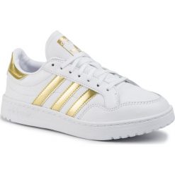 Buty adidas - Team Court W EF6058 Ftwwht/Goldmt/Ftwwht. Białe półbuty damskie Adidas, na co dzień, bez wzorów, ze skóry ekologicznej, bez obcasa, bez zapięcia. Za 329,00 zł.