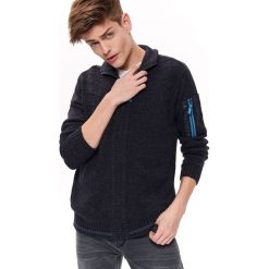 SWETER ROZPINANY ZE STÓJKĄ. Niebieskie swetry męskie marki Top Secret, na lato, xxl, bez wzorów, z dzianiny, ze stójką, bez kaptura. W wyprzedaży za 79,99 zł.