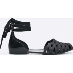 Melissa - Sandały Negro + Jason Wu. Czarne klapki damskie marki Melissa, bez wzorów, z materiału, bez obcasa. W wyprzedaży za 199,90 zł.
