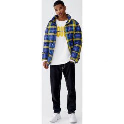 Biała bluza z napisem. Białe bluzy męskie Pull&Bear, m, z napisami, bez kołnierzyka, bez rękawów, bez kaptura. Za 79,90 zł.
