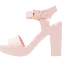 Melissa MAR Sandały na obcasie blush. Czerwone rzymianki damskie Melissa, z materiału, na obcasie. W wyprzedaży za 411,75 zł.