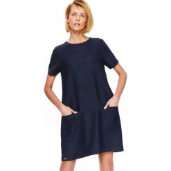 Sukienka klasyczna z tkaniny z delikatnym połyskiem. Sukienki damskie Top Secret, na co dzień, na lato, bez wzorów, z tkaniny, eleganckie, z klasycznym kołnierzykiem, z krótkim rękawem, krótkie, mini, proste. W wyprzedaży za 59,99 zł.