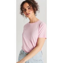 Gładka koszulka basic - Różowy. Różowe koszulki damskie Cropp, s, bez wzorów, bez kołnierzyka, bez rękawów. Za 39,99 zł.