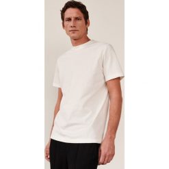 Klasyczny T-shirt - Kremowy. Białe t-shirty męskie Reserved, s, bez wzorów, klasyczne, z klasycznym kołnierzykiem. Za 59,99 zł.