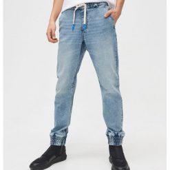 Jeansowe joggery - Niebieski. Niebieskie spodnie męskie Cropp, m, z jeansu. Za 99,99 zł.