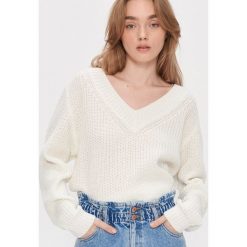 Sweter z dekoltem w serek - Kremowy. Białe swetry damskie House, s, bez wzorów, bez rękawów, bez kaptura. W wyprzedaży za 49,99 zł.