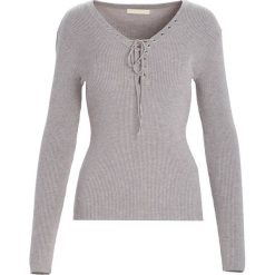 Khaki Sweter Somebody Told Me. Czarne swetry klasyczne damskie marki bonprix, z dzianiny, ze sznurowanym dekoltem. Za 54,99 zł.