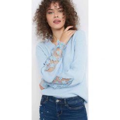 Sweter z ażurem na rękawach. Niebieskie swetry klasyczne damskie Orsay, xs, z dzianiny, dekolt w kształcie v. Za 119,99 zł.