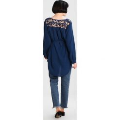 Tuniki damskie: Gabrielle by Molly Bracken DETAIL WAIST TIE Tunika navy blue