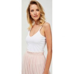 Bawełniany top. Białe bluzki damskie Moodo, xs, bez wzorów, z elastanu, z dekoltem w serek. Za 19,99 zł.