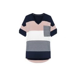 T-SHIRT DAMSKI JUSTINE. Różowe t-shirty damskie marki MeMola, l, bez wzorów, z wiskozy, z klasycznym kołnierzykiem, z krótkim rękawem, krótkie, bez kaptura. Za 125,10 zł.