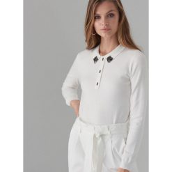 Dopasowany sweter z aplikacją - Kremowy. Białe swetry damskie Mohito, s, z aplikacjami, bez rękawów, bez kaptura. W wyprzedaży za 79,99 zł.