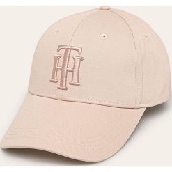 Tommy Hilfiger - Czapka. Różowe czapki damskie TOMMY HILFIGER, bez wzorów, z bawełny. W wyprzedaży za 179,90 zł.