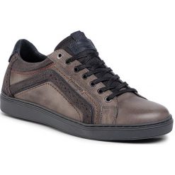 Sneakersy WRANGLER - Owen Derby WM92090A Dk.Grey 56. Szare sneakersy męskie Wrangler, bez zapięcia. W wyprzedaży za 299,00 zł.