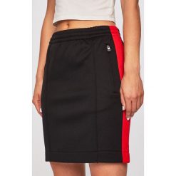 Calvin Klein Jeans - Spódnica. Czarne spódniczki damskie Calvin Klein Jeans, na co dzień, s, bez wzorów, z bawełny, casualowe, z podwyższonym stanem, mini, ołówkowe. W wyprzedaży za 159,90 zł.