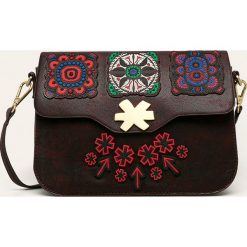 Desigual - Torebka. Pomarańczowe listonoszki damskie Desigual, z aplikacjami, z poliesteru, na ramię, małe, z aplikacjami. W wyprzedaży za 179,90 zł.