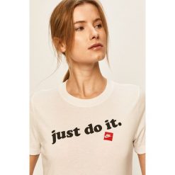 Nike Sportswear - T-shirt. Czarne topy damskie Nike Sportswear, s, z nadrukiem, z bawełny, z okrągłym kołnierzem. Za 99,90 zł.