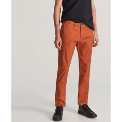Spodnie chino slim fit - Pomarańczowy. Pomarańczowe spodnie męskie Reserved, m, bez wzorów. Za 129,99 zł.