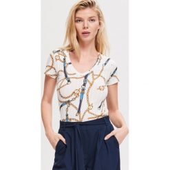 T-shirt z nadrukiem w łańcuchy - Kremowy. Białe t-shirty damskie Reserved, s, z nadrukiem, bez kołnierzyka. Za 49,99 zł.