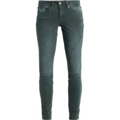 Freeman T. Porter NELYA Jeansy Slim Fit green gables. Zielone rurki damskie Freeman T. Porter, z elastanu. W wyprzedaży za 306,75 zł.