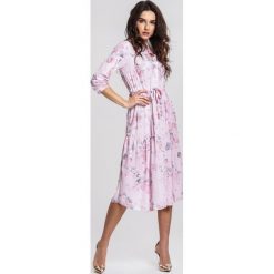 Jasnoróżowa Sukienka Autarkic. Różowe sukienki damskie Renee, m, bez wzorów, eleganckie, bez kołnierzyka, bez rękawów, midi, kopertowe. Za 109,99 zł.