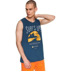 T-shirt bez rękawów z nadrukiem. Zielone t-shirty męskie Top Secret, na zimę, xxl, z nadrukiem, wakacyjne, bez kołnierzyka. W wyprzedaży za 14,99 zł.