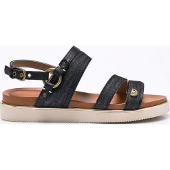 Wrangler - Sandały Karen Stripes. Niebieskie klapki damskie Wrangler, bez wzorów, z gumy, bez obcasa, na obcasie. W wyprzedaży za 139,90 zł.