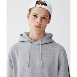 Bluza z kapturem i lampasami. Szare bluzy męskie marki Pull&Bear, m, bez wzorów, z kapturem, bez rękawów, z kapturem. Za 89,90 zł.