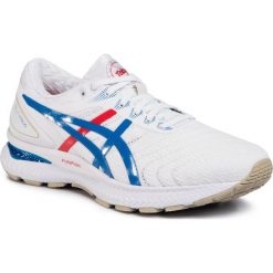 Buty ASICS - Gel-Nimbus 22 1011A780 White/Electric Blue 100. Białe buty sportowe męskie Asics, z tworzywa sztucznego, bez zapięcia, do biegania. Za 749,00 zł.