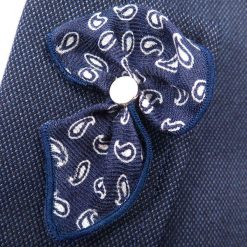 Granatowa wpinka do butonierki w biały wzór paisley W39. Białe marynarki męskie Modini Moda Męska, m, bez wzorów, casualowe. Za 26,10 zł.