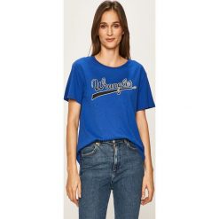 Wrangler - T-shirt. Niebieskie bluzki damskie Wrangler, s, z nadrukiem, z bawełny, z okrągłym kołnierzem. W wyprzedaży za 79,90 zł.