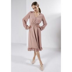 Różowa Sukienka Addicted To You. Różowe sukienki damskie Born2be, s, bez wzorów, bez kołnierzyka, bez rękawów, midi. Za 149,99 zł.