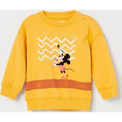 Bawełniana bluza Myszka Miki - Żółty. Żółte bluzy męskie Reserved, bez wzorów, z bawełny, bez kołnierzyka, bez rękawów, bez kaptura. Za 55,99 zł.
