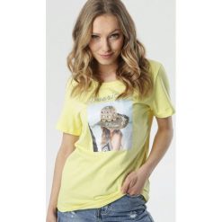 Żółty T-shirt Mystise. Żółte bluzki damskie Born2be, s, z nadrukiem, glamour, z okrągłym kołnierzem, z krótkim rękawem. Za 49,99 zł.