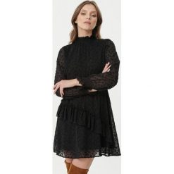Czarna Sukienka Vallauris. Czarne sukienki damskie Born2be, s, bez wzorów, ze stójką, bez rękawów, długie, mini, rozkloszowane. Za 119,99 zł.