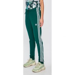 Adidas Originals - Spodnie. Zielone spodnie damskie adidas Originals, bez wzorów, z elastanu, casualowe. W wyprzedaży za 219,90 zł.