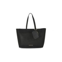 Torby shopper Calvin Klein Jeans BDS MUST F19. Czarne torby damskie na zakupy Calvin Klein Jeans, bez wzorów, z jeansu, bez dodatków. Za 660,14 zł.