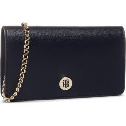 Torebka TOMMY HILFIGER - Honey Mini Crossover AW0AW07938 CJM. Czarne torebki klasyczne damskie TOMMY HILFIGER, bez wzorów, ze skóry ekologicznej, eleganckie, bez dodatków. W wyprzedaży za 339,00 zł.