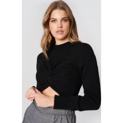 NA-KD Dzianinowy sweter kopertowy - Black. Czarne swetry klasyczne damskie marki NA-KD, z dzianiny, z kopertowym dekoltem. W wyprzedaży za 60,98 zł.