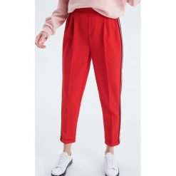 Spodnie tailoring z lampasem - Czerwony. Czerwone spodnie damskie Cropp. W wyprzedaży za 39,99 zł.